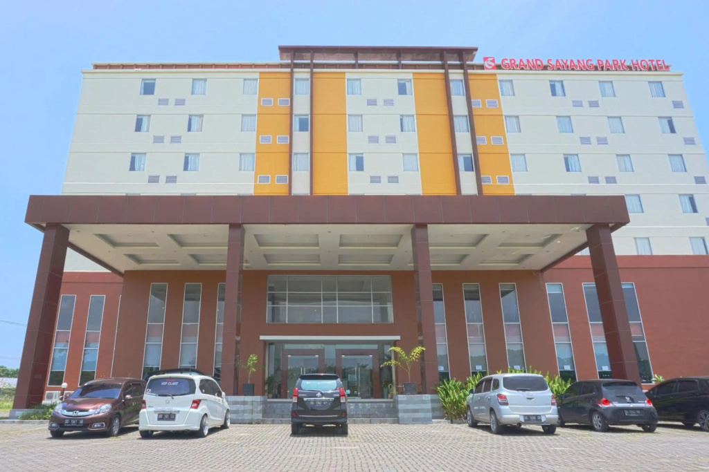 RedDoorz Plus At Grand Sayang Park Hotel Makassar