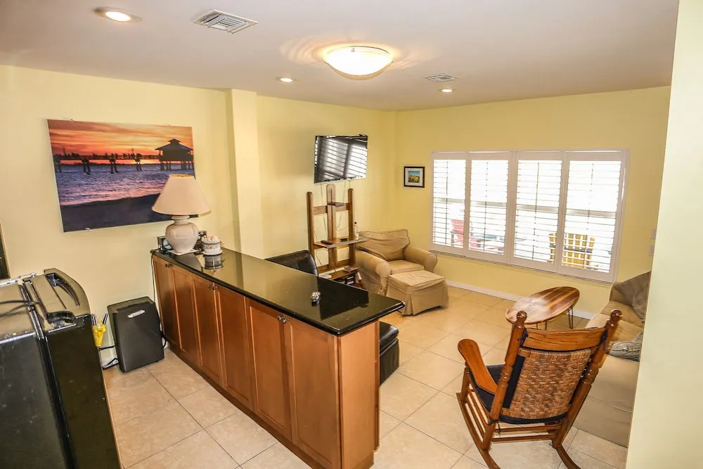 8170 Estero