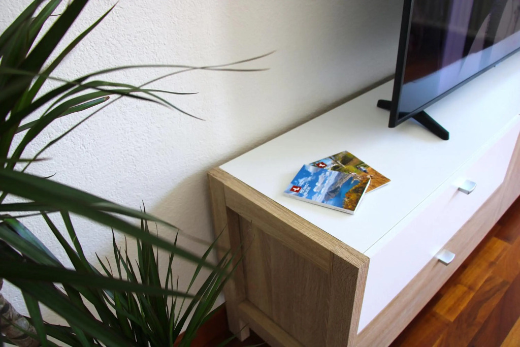 Cozy apartment with Free Parking & close to Lake