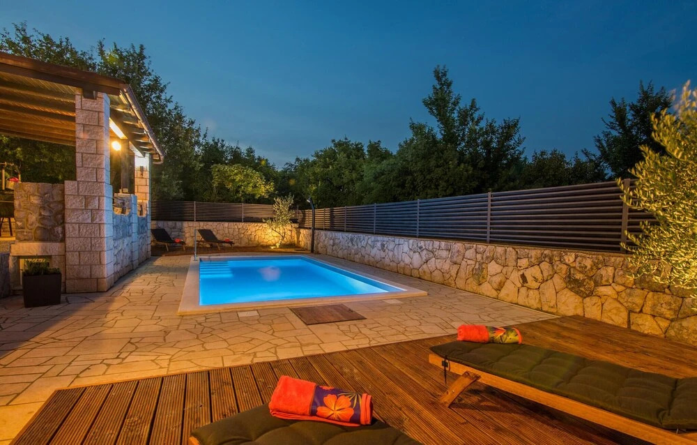 Luxurious Home In Lakmartin