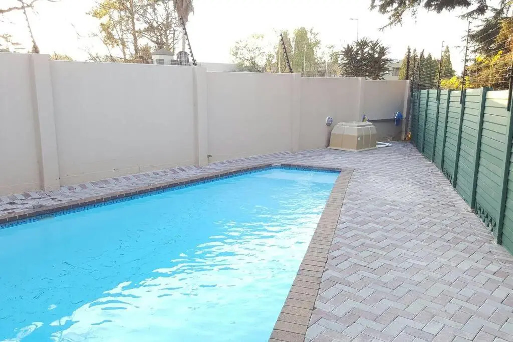 Modern 2-bed apartment in Sandton. Fast Wifi