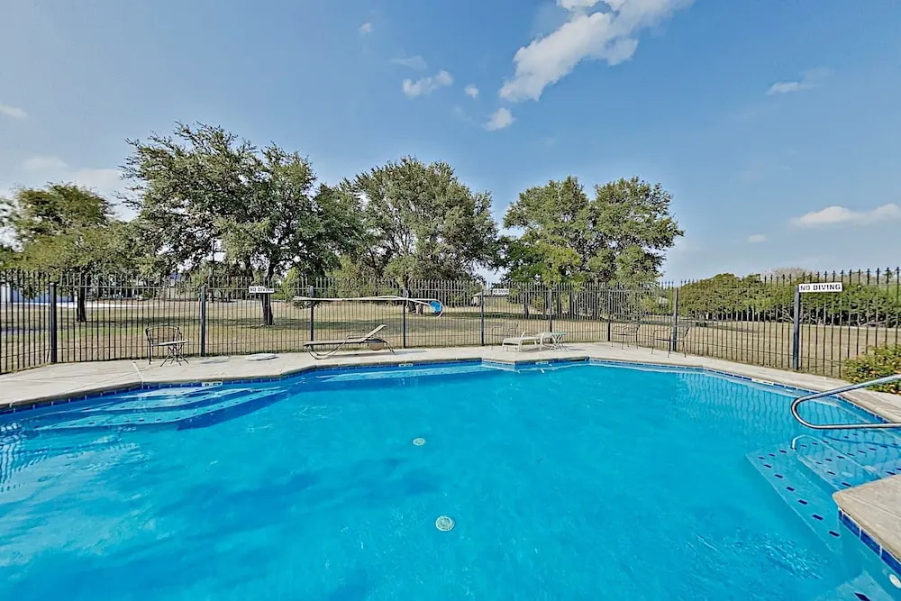 Rustic-chic : Pools, Tennis & Lake Access 2 Bedroom Cabin