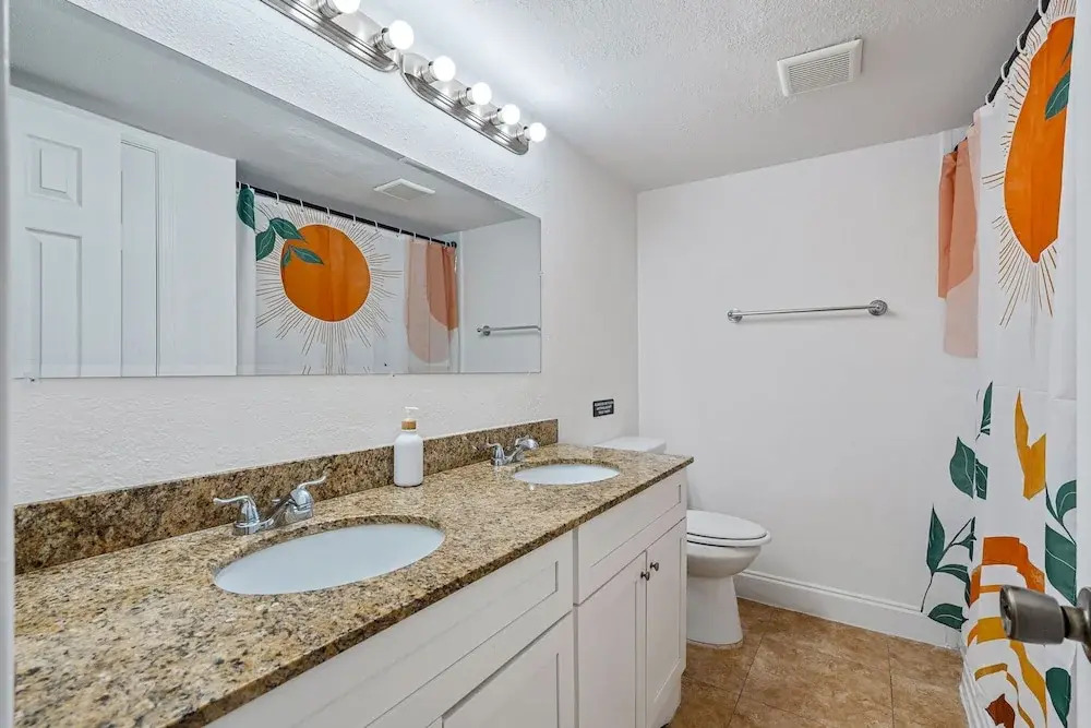 4BR With Private Pool and Game Room - Prime Location