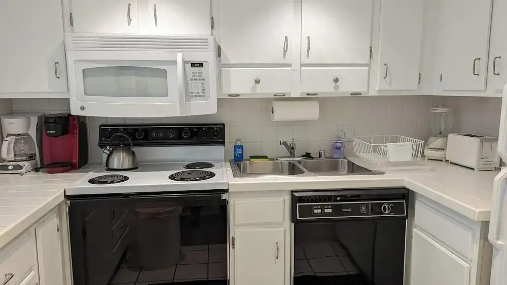 Mariners Court 221
