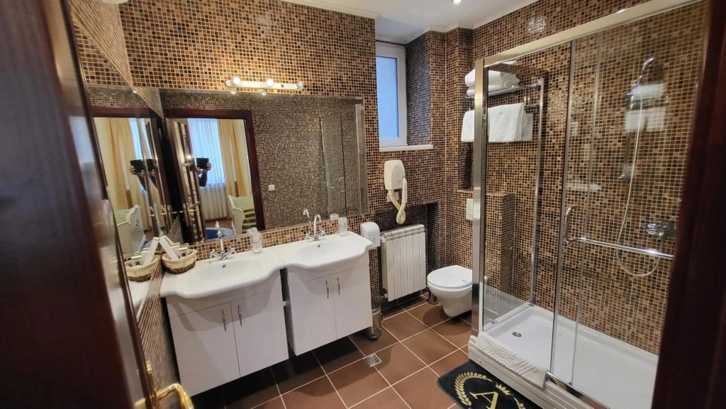 Queens Astoria Design Hotel