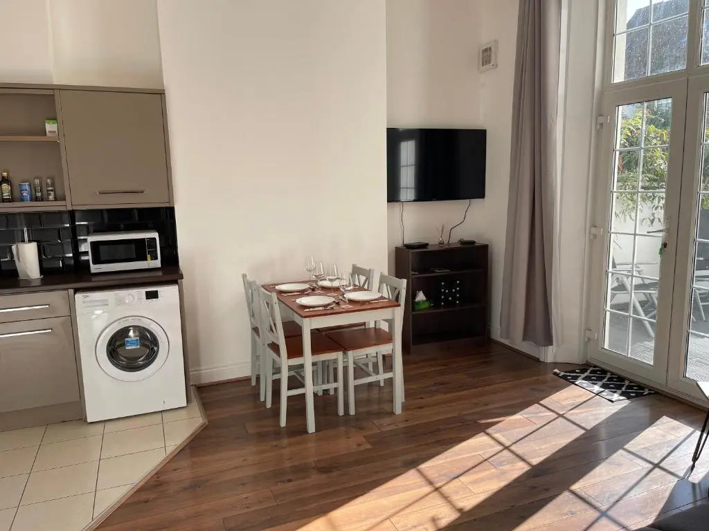 Spacious 2-bed Apartment With Free Parking