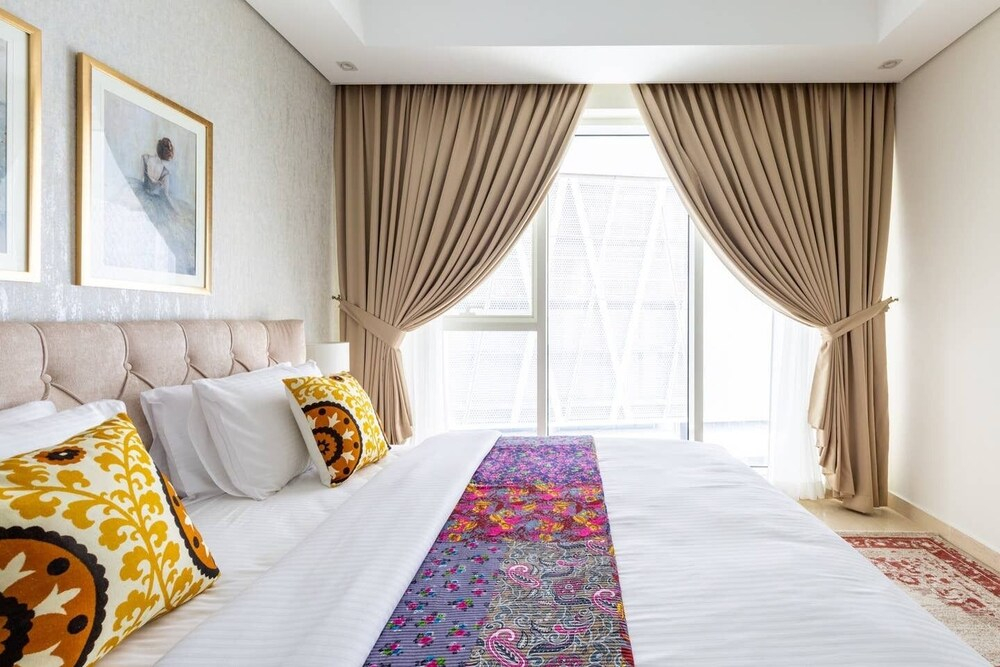 Luxurious 3BR Loft W/ Study In Downtown Dubai