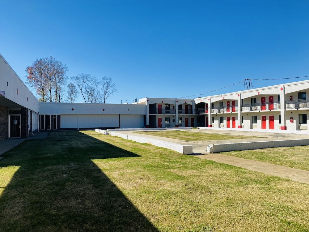 Travelers Place Inn & Suites