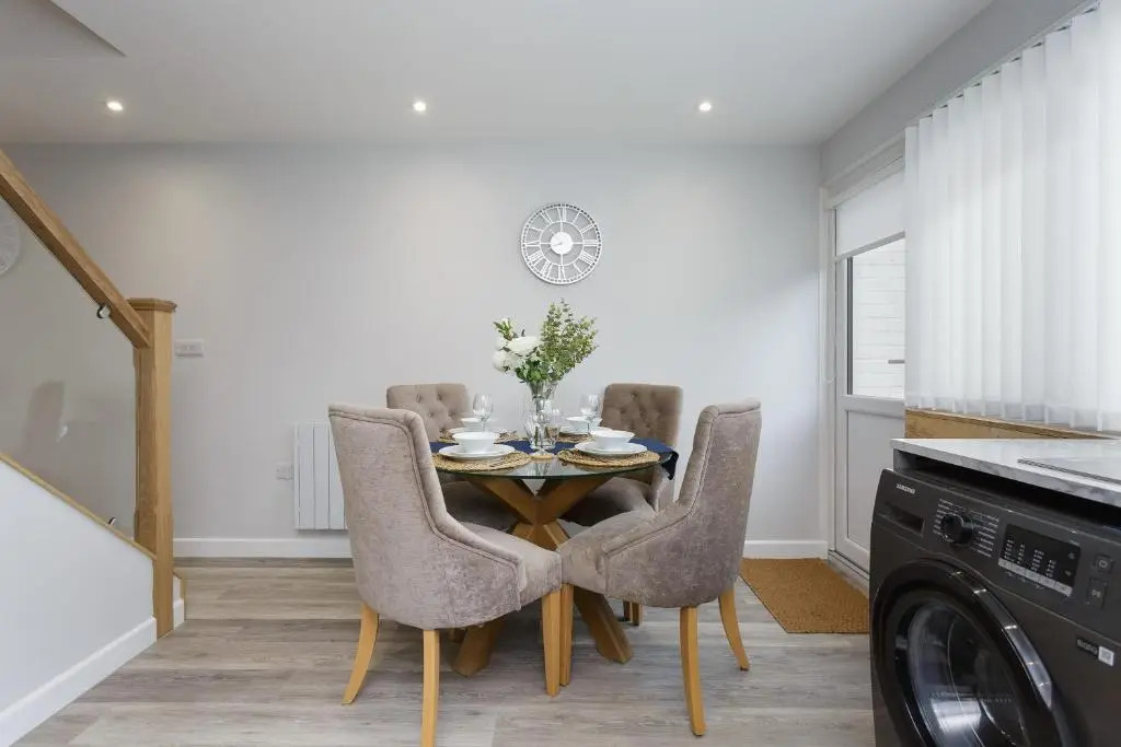 Oliverball Serviced Apartments - Castle View - Port Solent Stunning Waterfront House