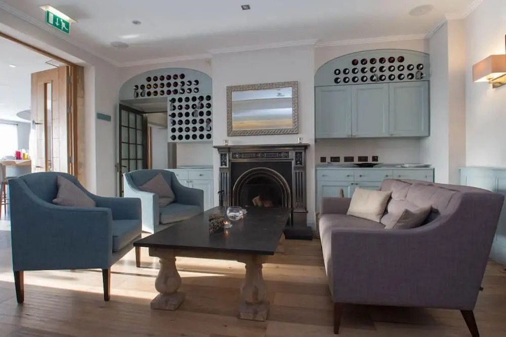 Holm House - Stylish Coastal Suites - HEDD Spa - Silures Bar & Restaurant