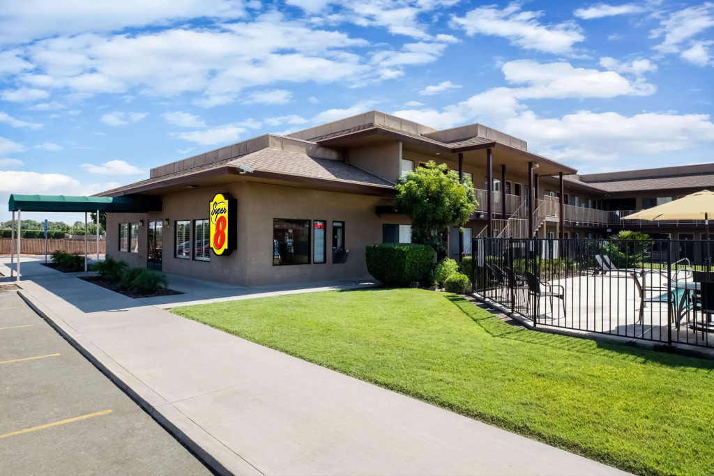 Super 8 by Wyndham Lindsay Olive Tree