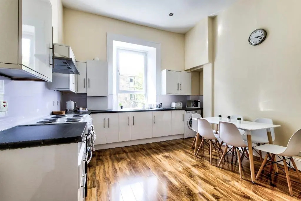 Stunning 5 bedroom apt, close to city centre, SEC, Hydro and motorway