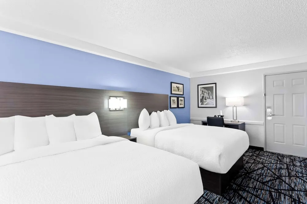Days Inn & Suites By Wyndham Schaumburg- Woodfield Mall