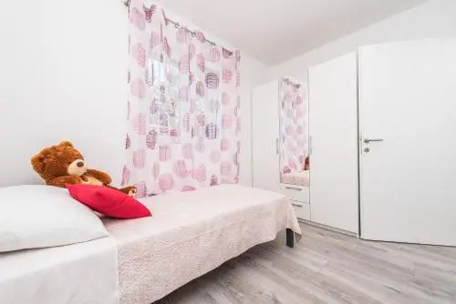 Apartment Right on the Janice Beach in Pakostane