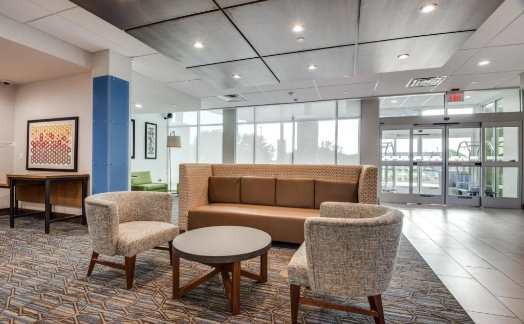 Holiday Inn and Suites Addison by IHG