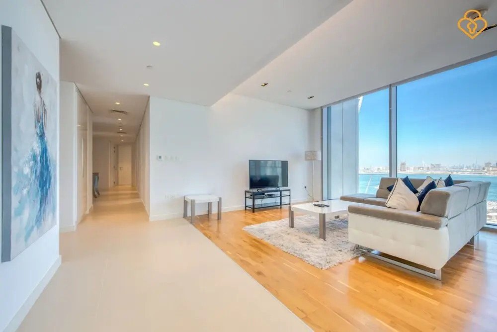 Beautiful Large 3 B/R Apt in BlueWaters Island