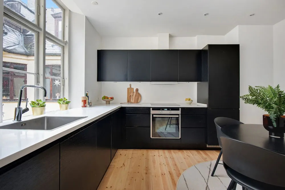 Square - Spacious 6-bdr Apt Near Nyhavn