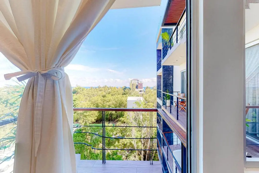 Eight VIP Beach Condo 301