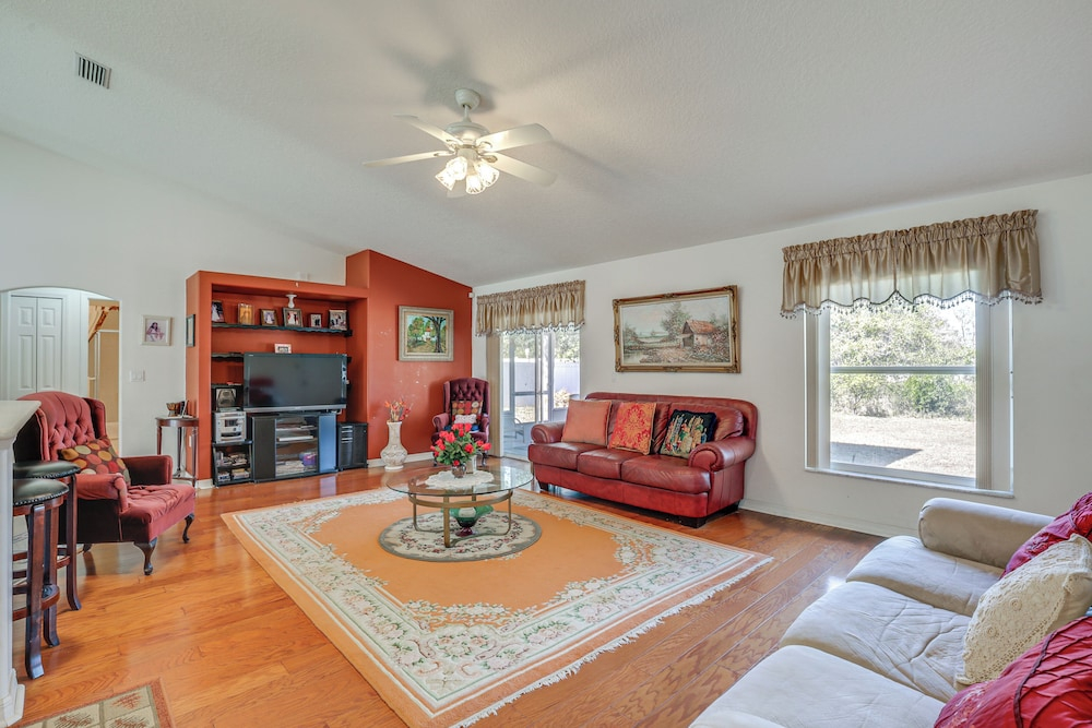 8 Mi to Sea! Snowbird Haven w/ Porch in Palm Coast