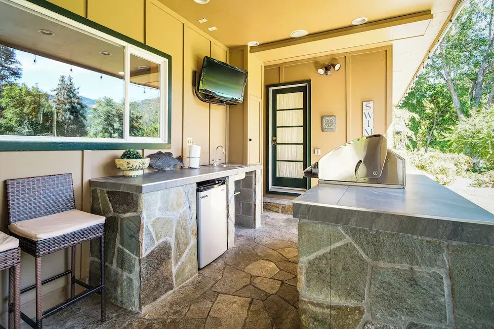 Lovely Riverfront Grants Pass Home: Pool & Hot Tub