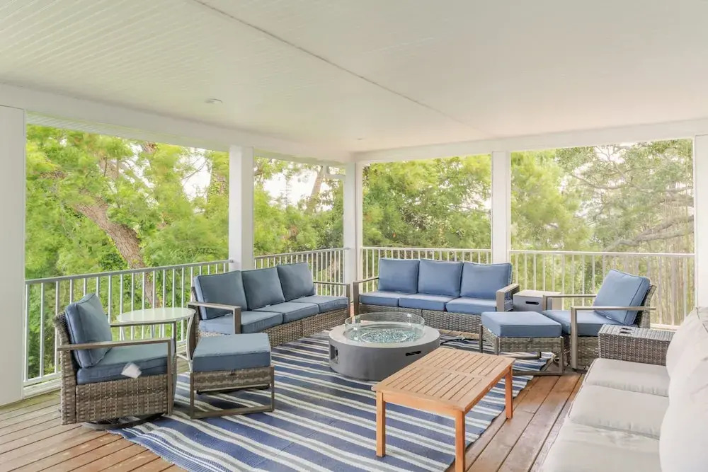 Hot Tub + Private Beach: Waterfront Urbanna Escape