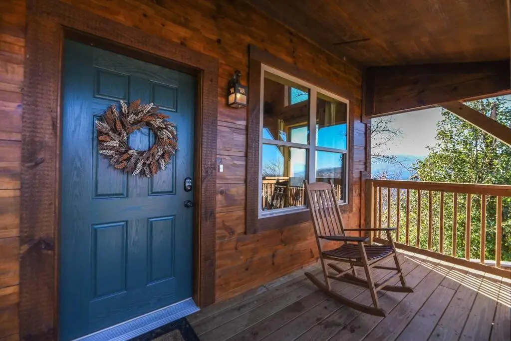 Walnut Ridge Cabin. Sleeps 7-11! Hot tub, pool table, minutes to downtown Gatlinburg!