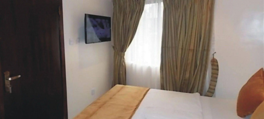 Crown Cottage Hotel