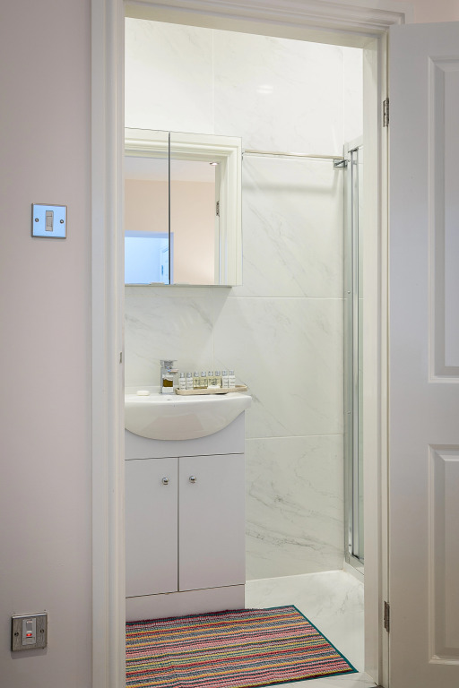 Designer 2-bed 2-bath Apartment With a Garden