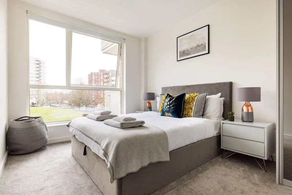 Sophisticated 2 Bed Flat with Balcony in Acton