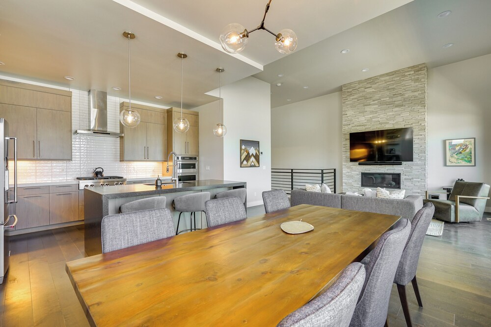 Hideout Haven: Luxe Retreat w/ Lake View & Hot Tub