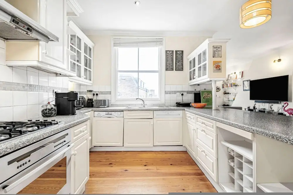 Stylish 1BR Kensington Home With Balcony