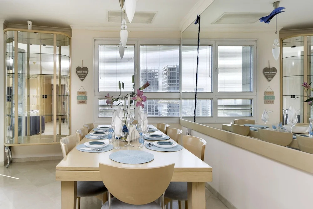 Luxurious 2BR w/ Panoramic Sea View by Sea N' Rent