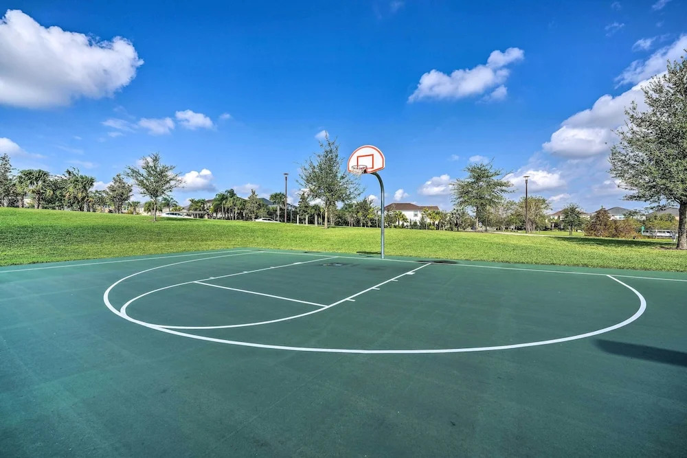 7 Mi to Disney: Townhome w/ Lanai & Pool!