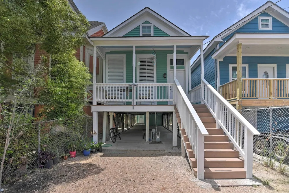 Home w/ Patio & Grill: 2 Mi to Galveston Seawall!