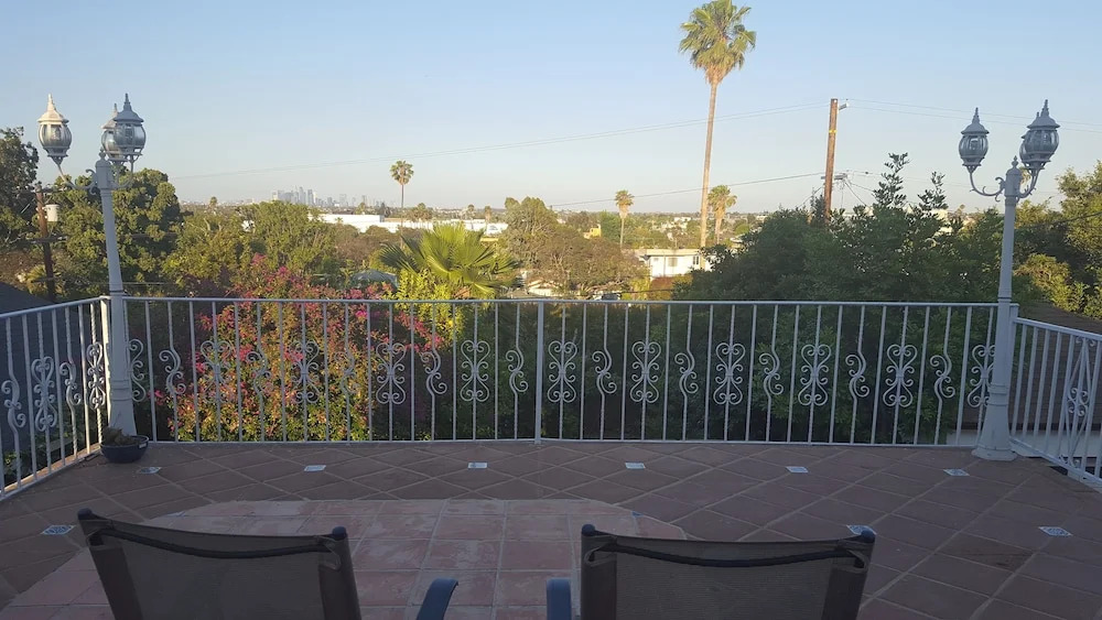 Great 2 Floor house in Beverly-wood