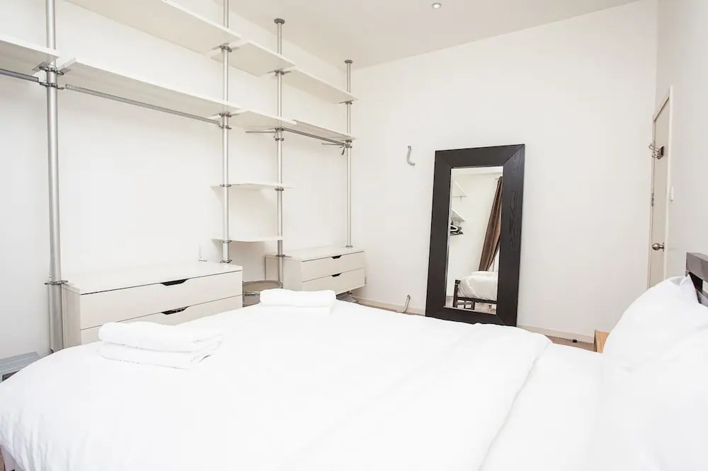 Bright & Spacious 2 Bed w/ Terrace near City Centre