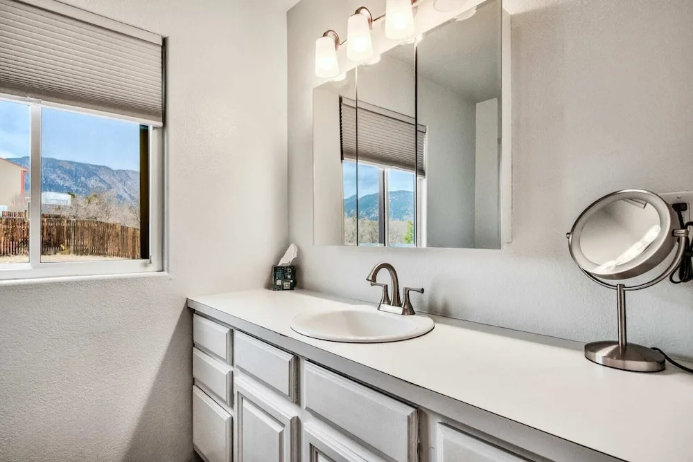 4brfireplace & Mountain Viewsdog-friendly & Hiking Nearby!