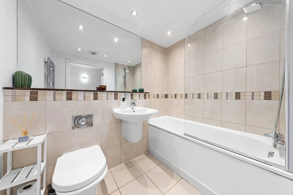 Penthouse 2-bed Apartment in The Heart Of E15