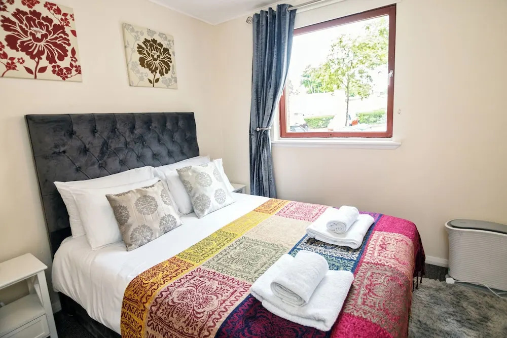 2 Bed Flat - Sleeps 4 - Parking - Wifi
