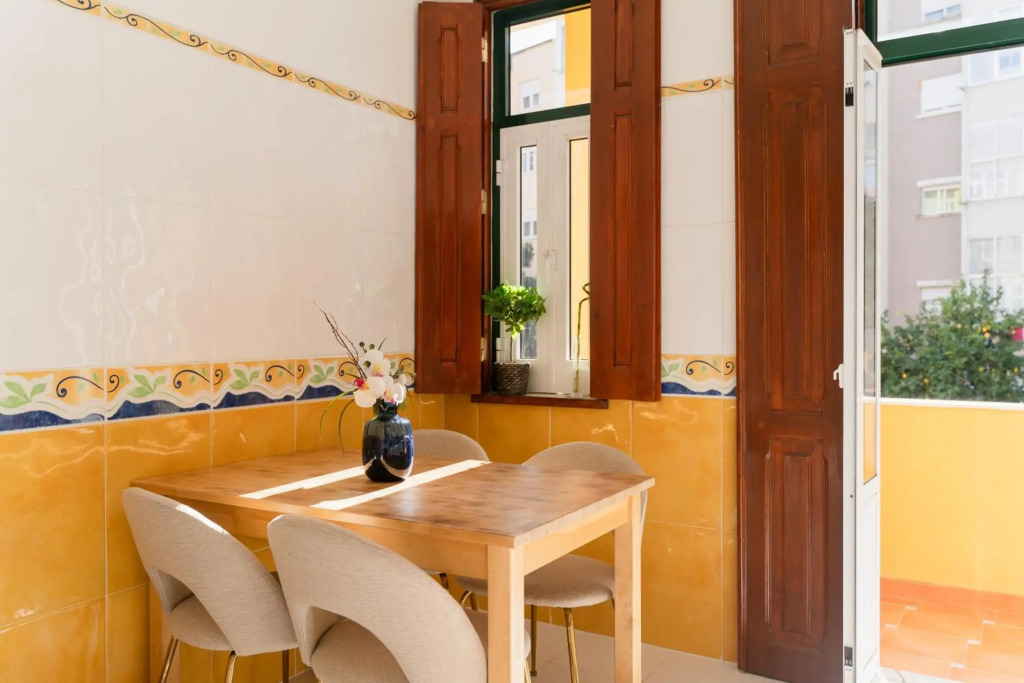 Luxury & Sunny Apartment in Arroios with AC and Fast Wi-Fi