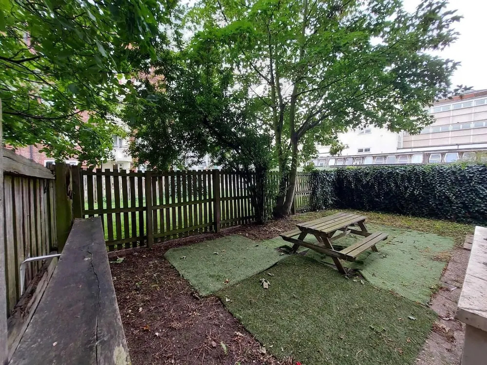 Charming Three Bedroom 5 Double Bed Apt in London