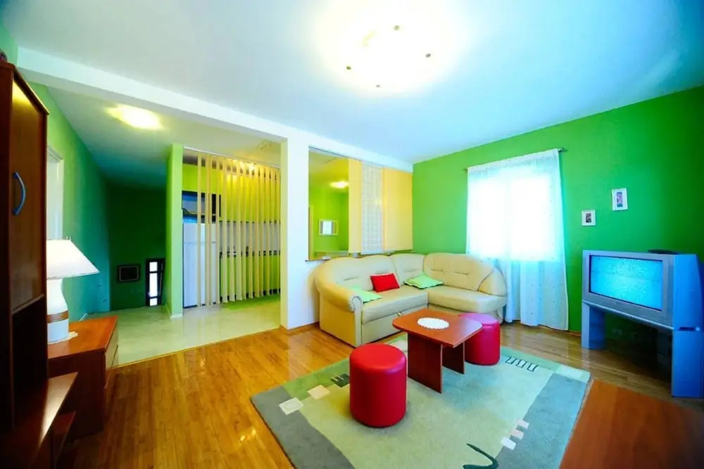 4 Bed Villa Sleeps 9 - Pool Pets Garden Parking