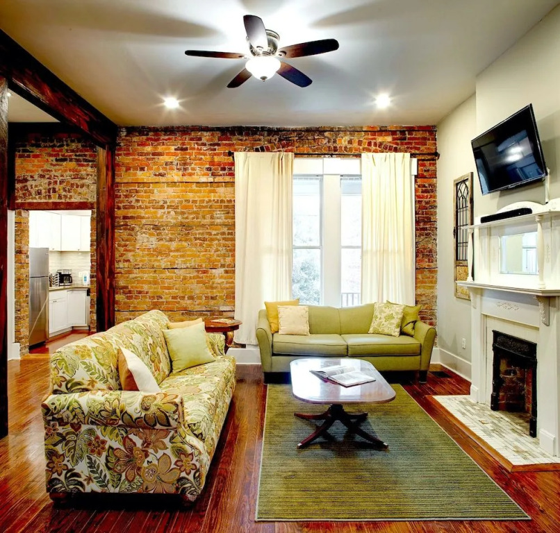 Elegant Brick 2 BR in downtown Savannah