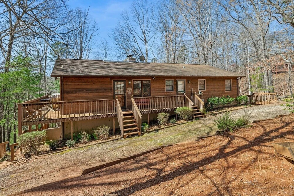 Warm And Cozy Cabin In Lake Lure, Nestled In Hardwood Trees, Peaceful Home- Wifi 3 Bedroom Home by Sunscape Property Management