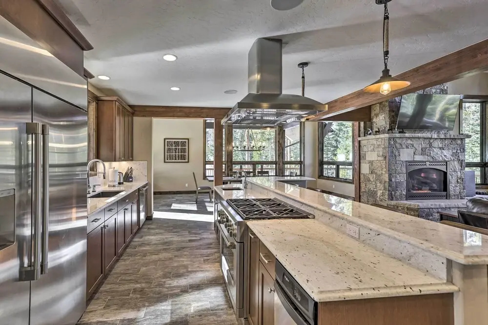 3 Fireplaces & Mtn View: Luxe Home in Breckenridge
