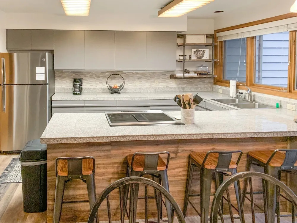 Sophisticated Ski-in/ski-out W/ Balcony & Fireplace 2 Bedroom Condo