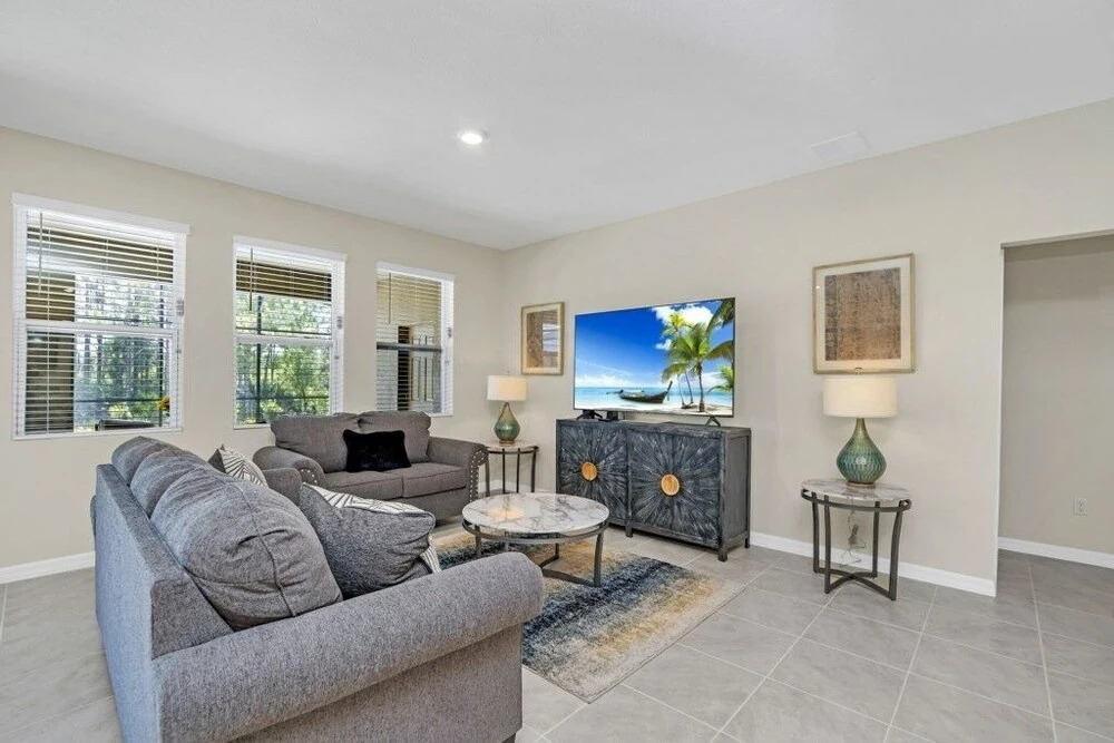 6 Bed 4 Bath Solterra Beautiful Home! 6 Bedroom Villa by RedAwning