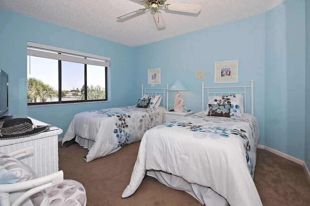 Land's End 301 Building 3 Beautiful end Unit / BAY Views!