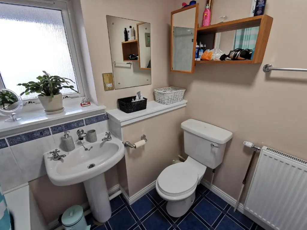 4 bedroom apartment with FREE parking perfect for groups and families!
