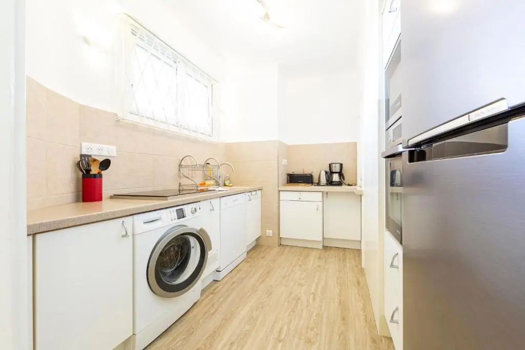 Fully equipped appartment 105 m2 clear view on the sea and californie hills